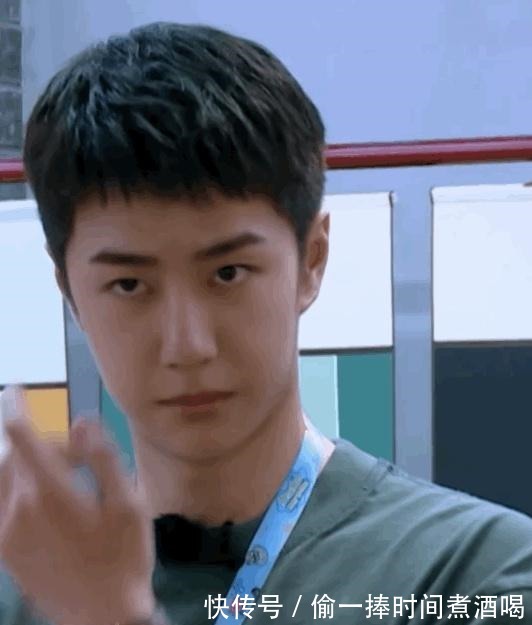 墨绿色|王一博,小众品牌的高光时刻,墨绿色T恤成王者归来的焦点!