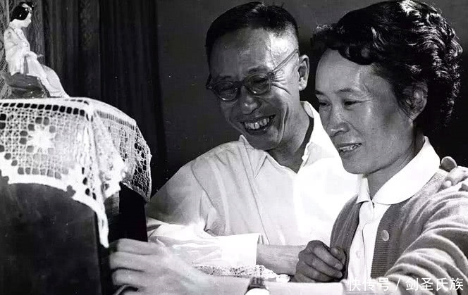 下班|溥仪下班准备挤公交,一群人突然跪地喊皇上,溥仪的反应绝了!