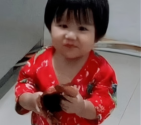 晚饭|10岁男孩半夜偷做宵夜,妈妈掐着时间来“混饭”,堪称吃货母子