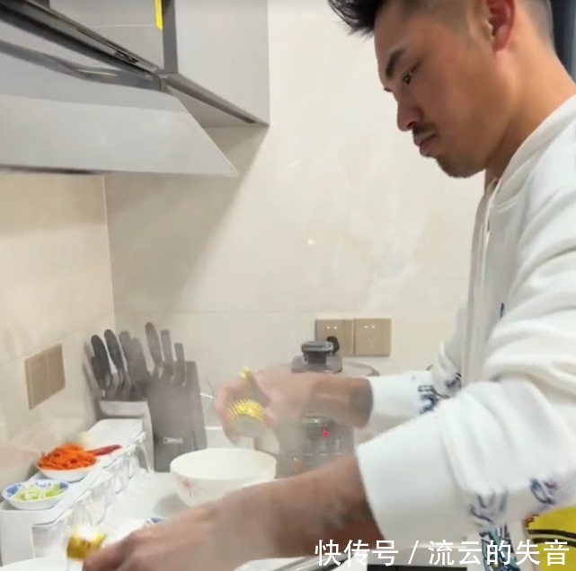 小羽|林丹陪家人过年亲自下厨,谢杏芳贴心为老公拍照,与婆婆相处融洽