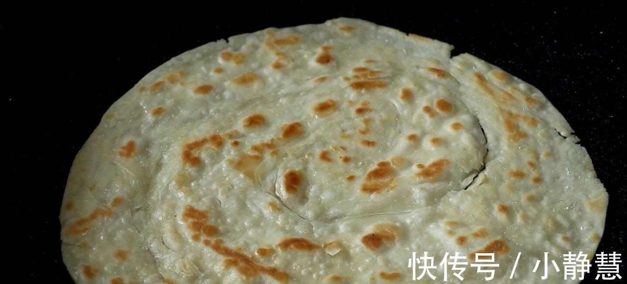 懒人酱香饼|饺子皮别光包饺子吃,教你懒人酱香饼的做法,连揉面都省了