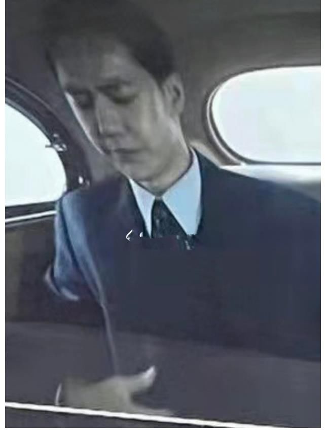 疑王一博新电影被路透，深蓝西装配大背头很紧张