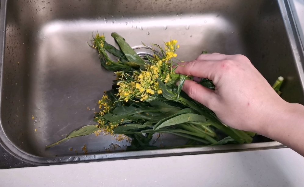 吃菜心时，顶上的小黄花要不要摘掉，老菜农告诫，别做错了