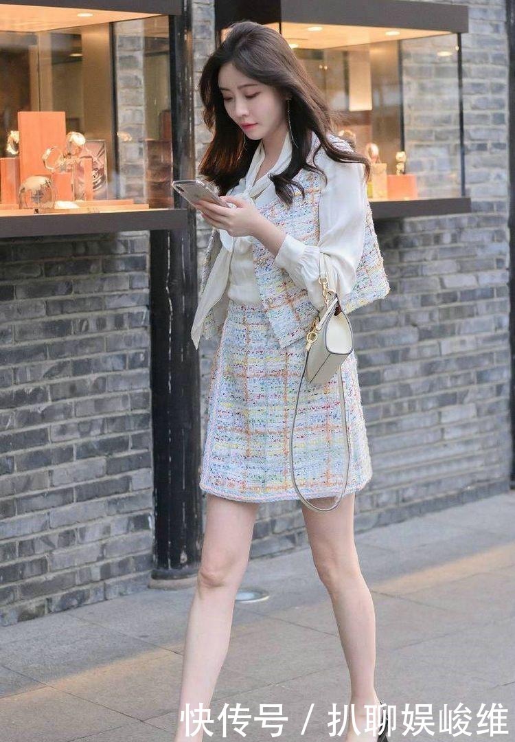 小姐姐身穿绿色条纹套装,搭配一双黑色运动鞋,显得特别精神