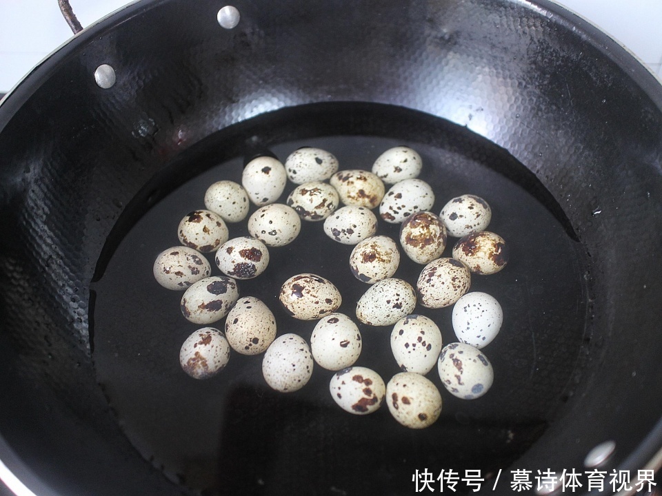 鹌鹑蛋别再卤着吃了,教你新做法,一口一个,比吃肉还过瘾