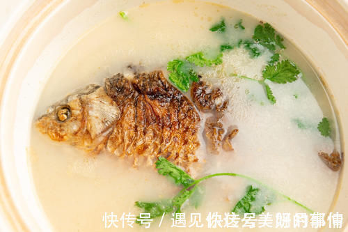 为啥饭店的鲫鱼汤那么好喝?谨记2个窍门,鱼汤鲜美奶白没腥味