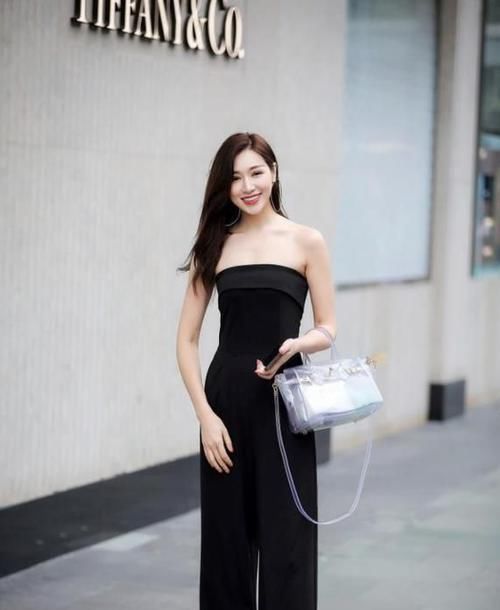 身材|街拍图一美女,身穿露脐短袖,搭配黑色短裤,身材高挑迷人