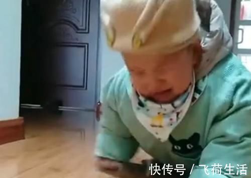 哥哥|弟弟打扰哥哥写作业,结果被哥哥硬生生拖出房门,网友:太真实了