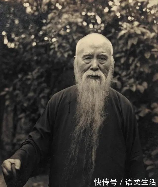 于右任|于右任的草书看起来“丑丑的”,却成为了一种“标准草书”,佩服