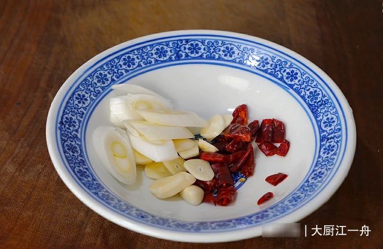 炒白菜时，直接下锅是大错！教你正确做法，白菜爽脆不出水