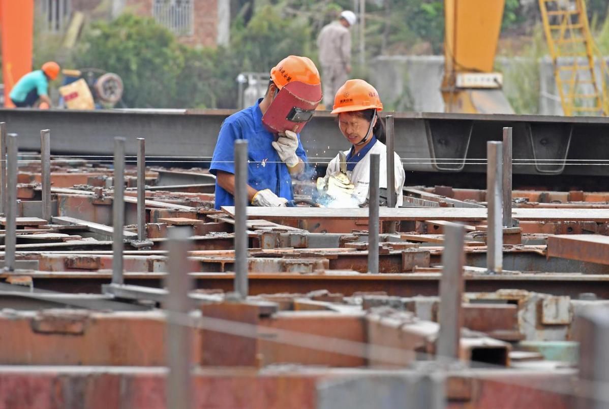 泉港|福建泉港：焊花飞溅赶订单