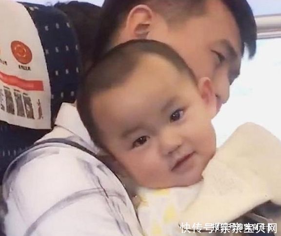 小宝宝|爸爸独自带宝宝坐高铁,全程不吵不闹,网友:笑的好甜