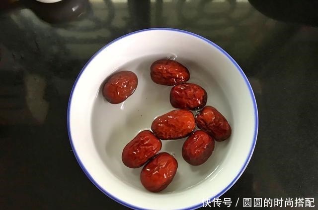 冬天,雪梨和它天生一对,炖一炖,清甜滋润,每天一碗,全家受益