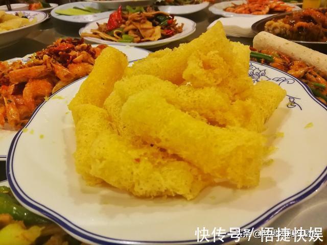 烙馍|8道凉菜，15道热菜，农家院的团圆饭总花费588元，网友说：太值了