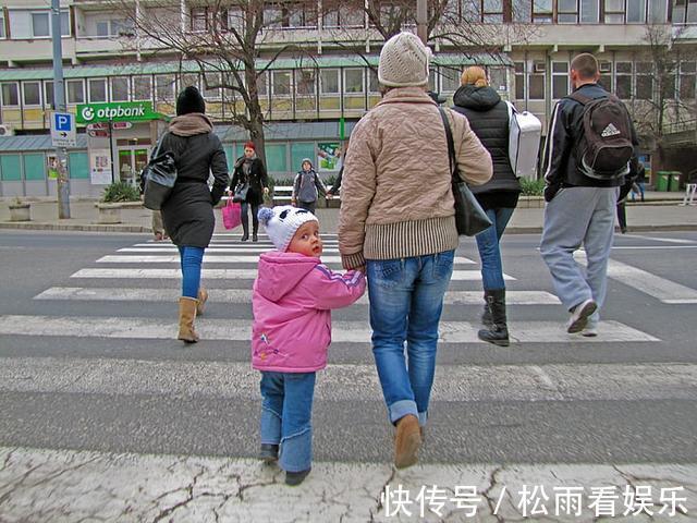 心理健康|妈妈,不买了,给弟弟买,别打了!妈妈失控,女儿痛哭