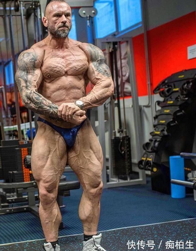 肌肉男|肌肉男执迷于低体脂,只有5%体脂青筋暴突,吃生牛肉太野性!