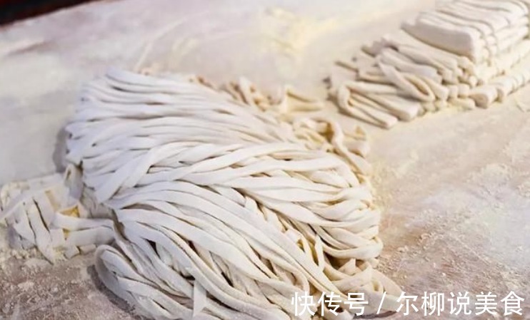 做手擀面时,和面要多加“2个料”,面条筋道不易断,爽滑不粘连