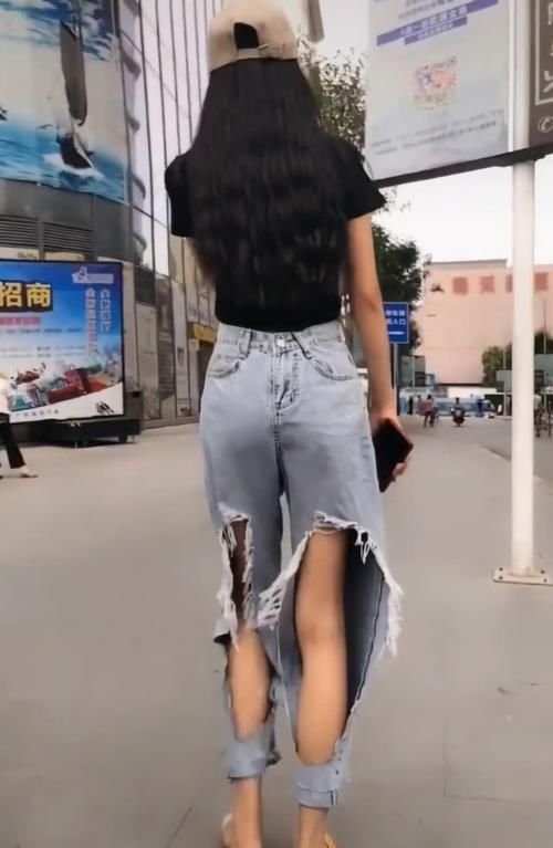 小姐姐|有一种牛仔裤穿法叫“前后调转”,效果出人意料,够潮才敢穿