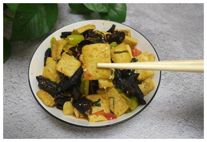 炒豆腐,不要直接下锅煎,多加这一步,豆腐外焦里嫩无豆腥味