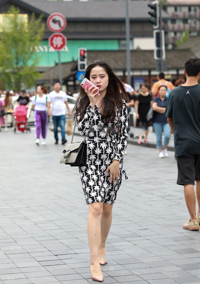 连衣裙|西装式领口设计的长款连衣裙,黑白配色优雅大方