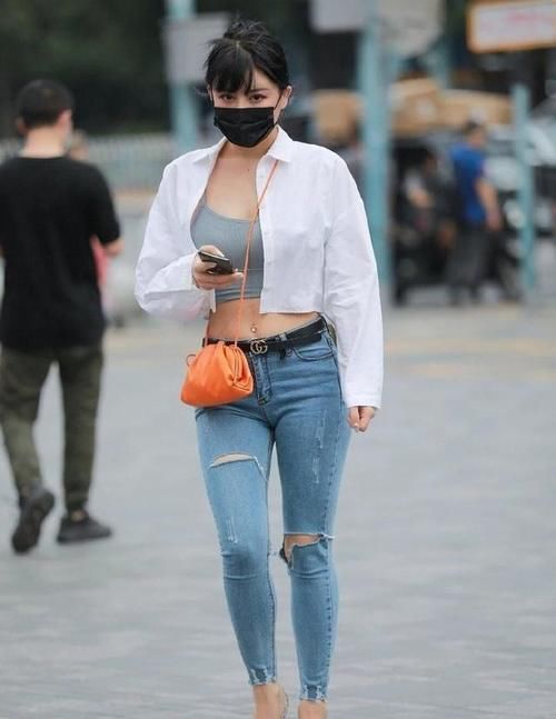 高跟鞋 美女脚上搭配一双高跟鞋，即使是身材娇小的她也可以轻松的驾驭