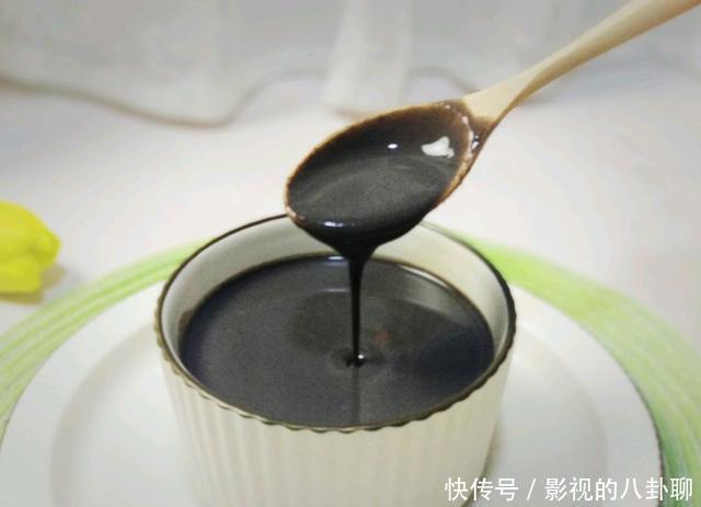  细滑|冬季养生少不了三黑芝麻糊，细滑香浓，尤其适合老人和孩子