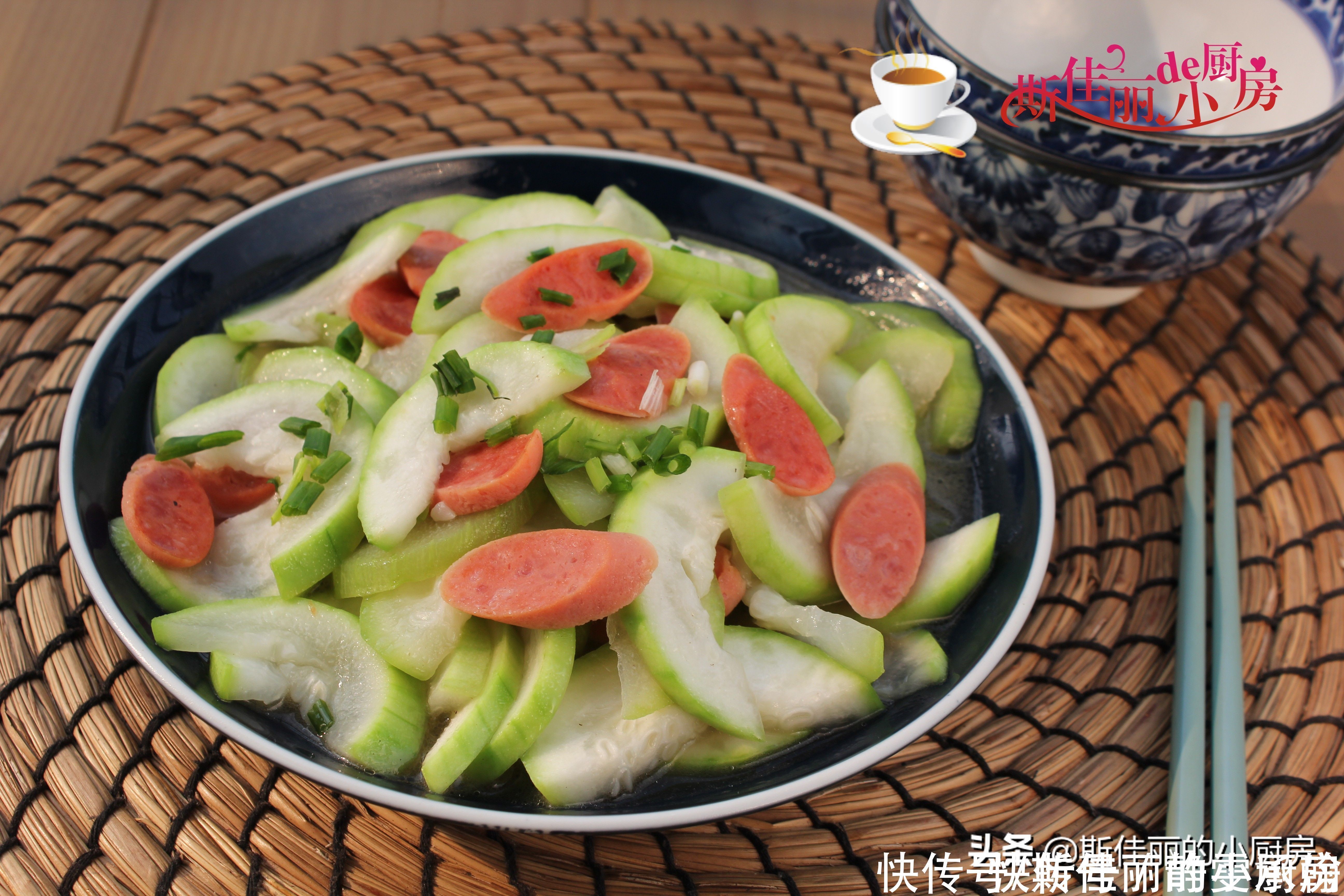 儿子在外地上大学,老俩口午餐走红朋友圈,网友:善待自己很美好