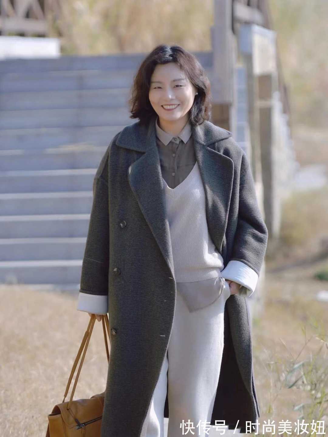 穿搭|40、50岁的女人,建议多穿灰色衣服,简洁高级又能提升气质