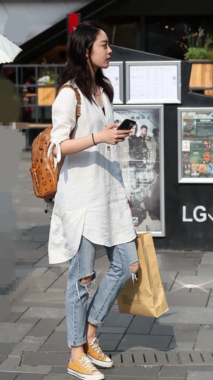 婀娜多姿|长发飘飘穿着时尚的小姐姐,身材微胖婀娜多姿,笑容甜美可爱