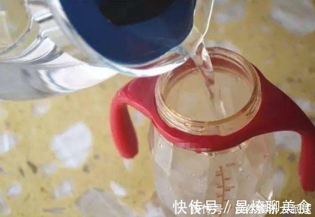 小梅|冲奶粉先加奶粉还是先加水宝妈一个错误行为,导致宝宝肠坏死