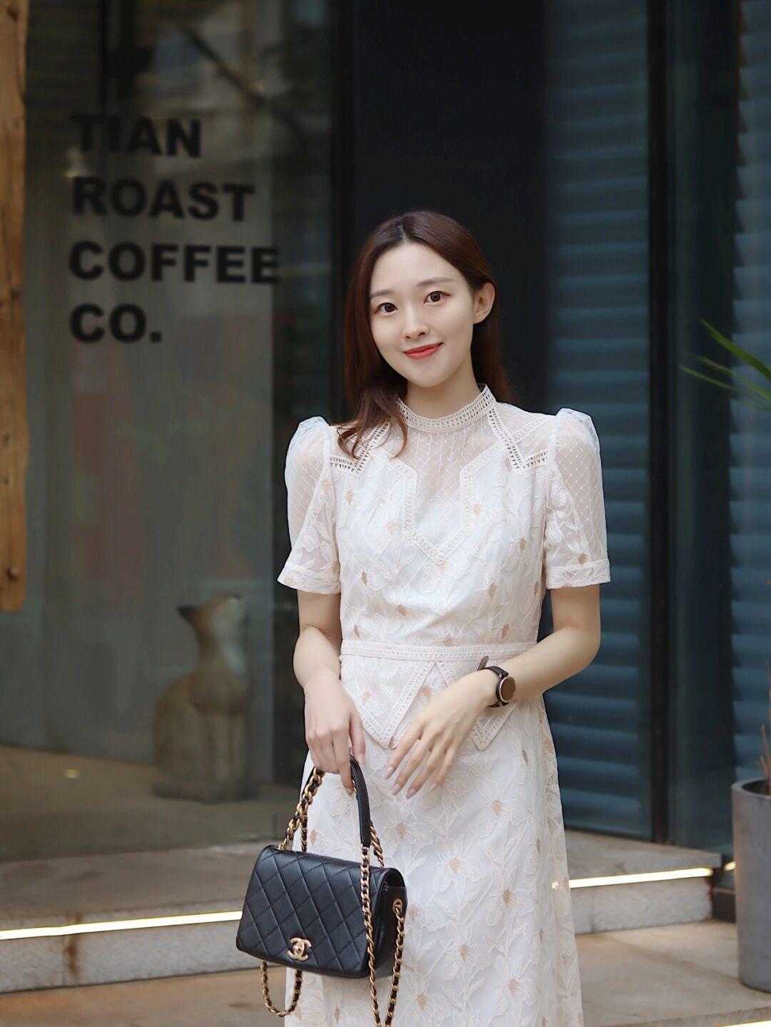 流行色|奔三奔四中年女性的穿搭技巧,减龄又时髦,分享几款穿搭方法