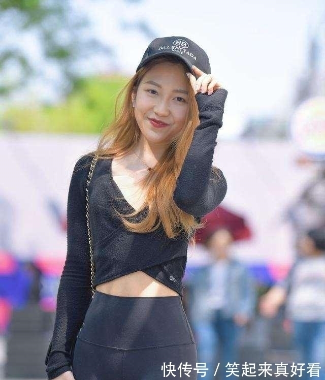 打底裤 “葫芦”身材的打底裤美女,选择时髦装扮,显得瘦高