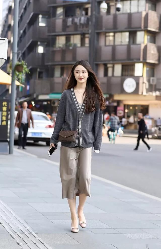 v领|街拍时尚:高跟鞋搭配旗袍,让东方女性显得更知性迷人