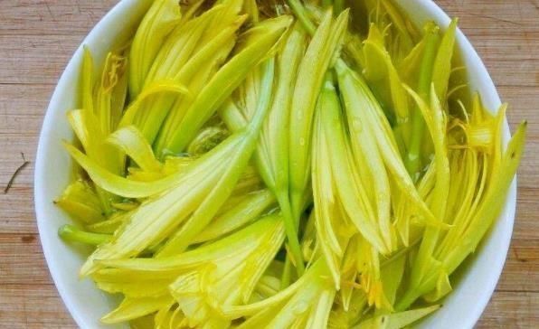 黄花菜|失眠太可怕:这菜遍地都是,晚饭吃一点,一觉睡到大天亮!