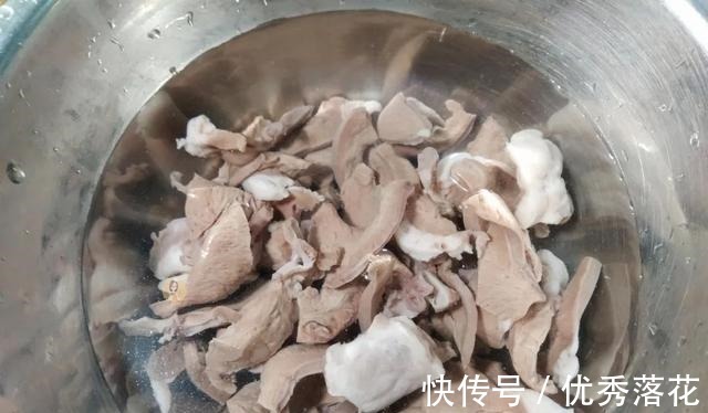 猪心别再炒菜啦，把它煲成汤，清爽可口无腥味，冬季多喝身体好！