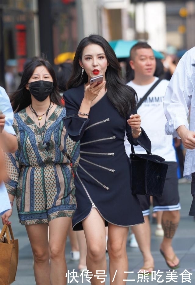 简洁风格的青色连衣裙,配以六条拉链做装饰,精致而又颇具正派