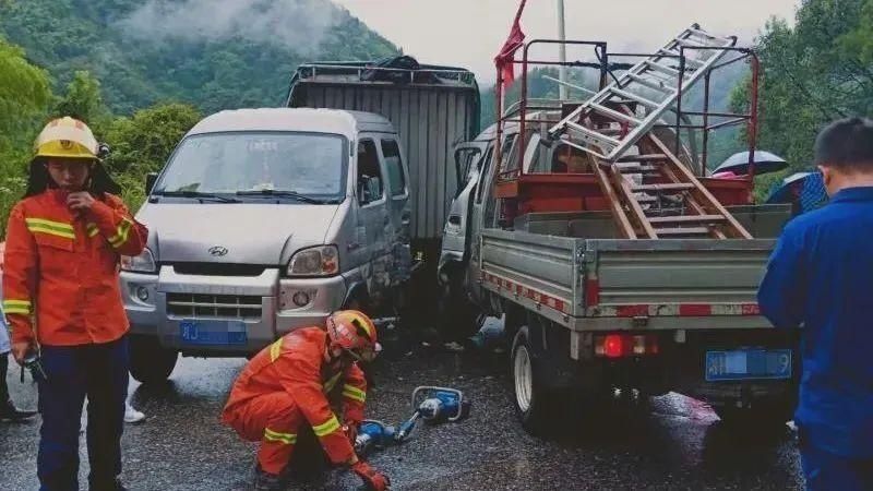  货车|货车事故致司机卡在驾驶室无法动弹 部门联动紧急救援