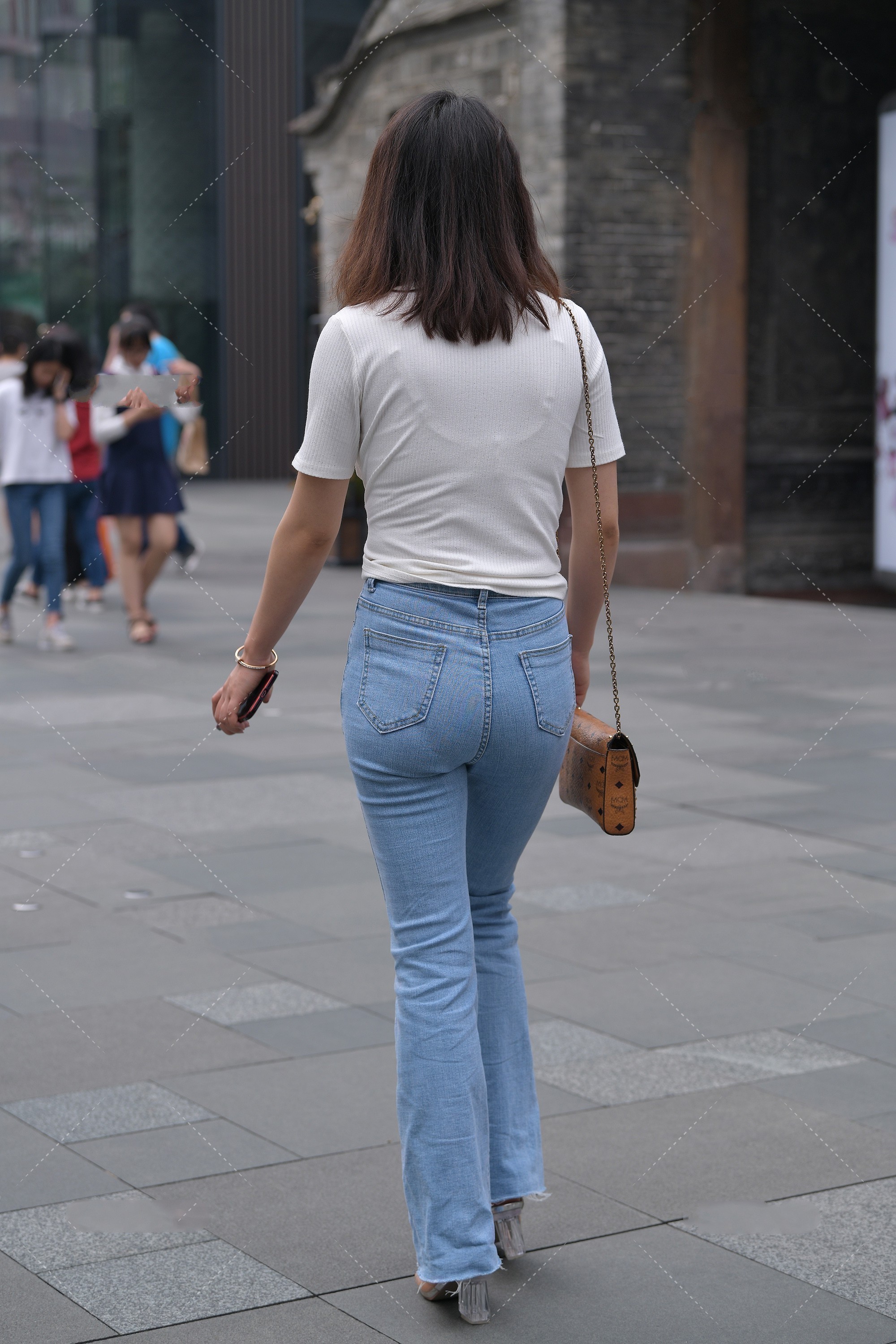 纯白色 白色短袖搭配蓝色直筒裤, 浅色搭配显得整个人很年轻