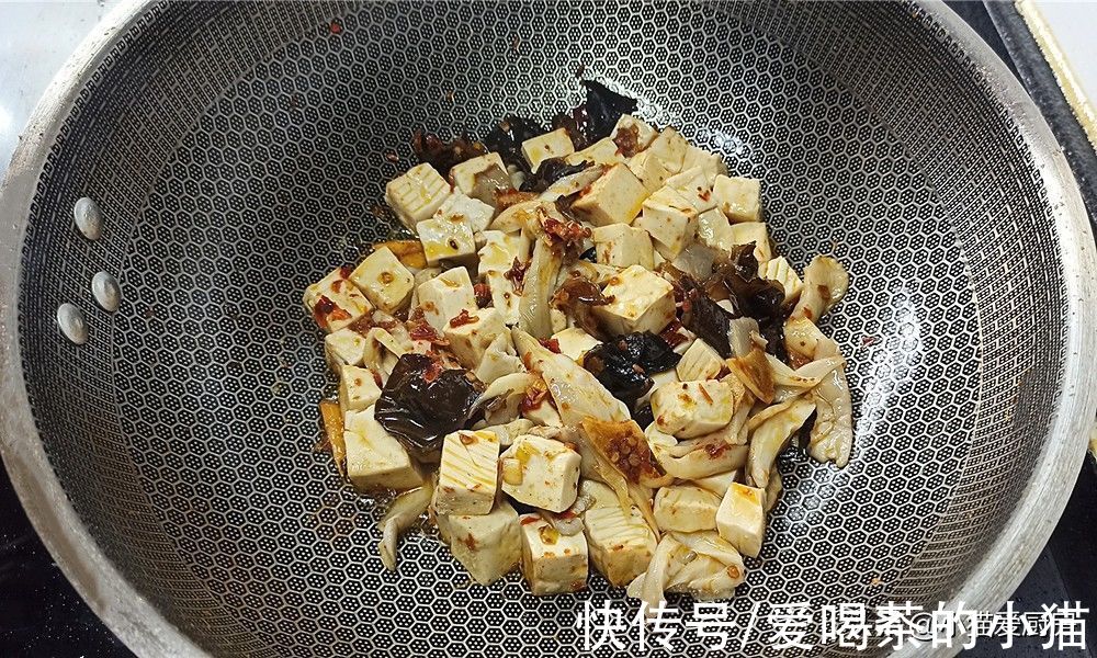 家常溜豆腐这么做，味道鲜美做法简单，比红烧肉还香，特别好吃