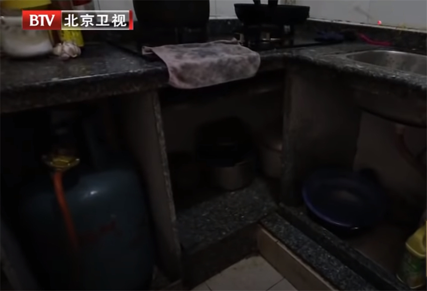 居室|广州一家5口挤51㎡老房,衣柜隔房间爷孙天天睡阳台这能行吗