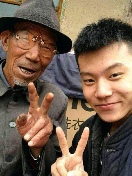 金项链|富二代参加《变形记》,卖掉金项链筹8万给穷爷爷治病,现怎样了