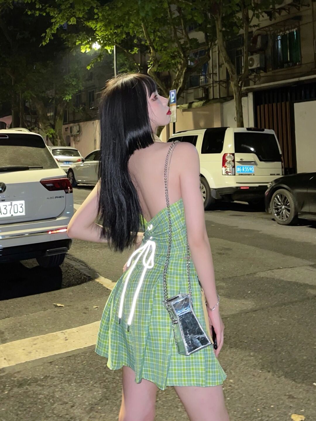 修身|面容清纯的小姐姐, 一件鲜绿色修身连衣裙, 青春气息扑鼻而来