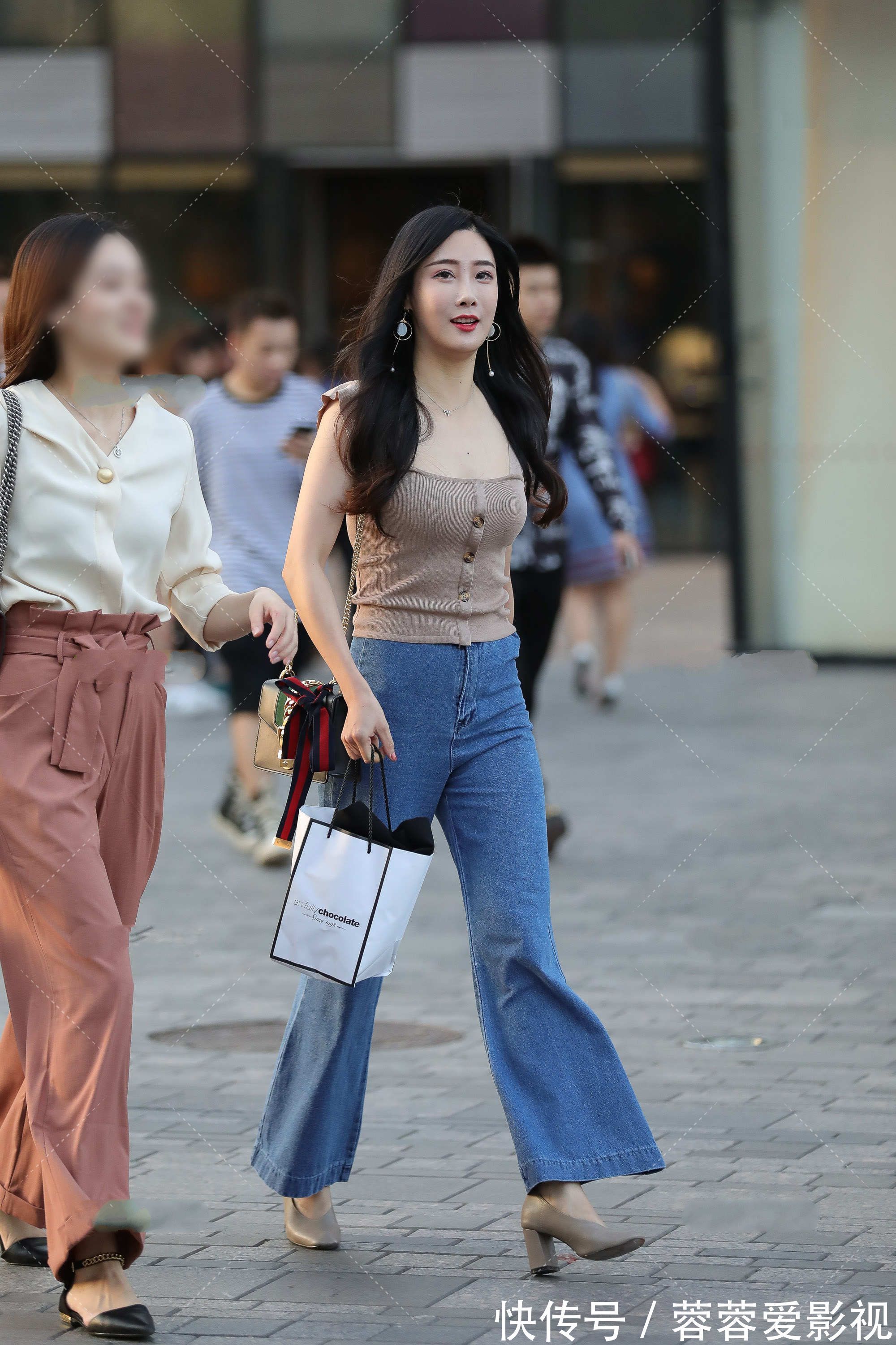 牛仔 甜美又优雅的穿搭,飞飞袖小衫配牛仔阔腿裤,轻松穿出靓丽的造型