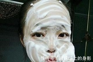 毛孔|脸刚“打湿”就用洗面奶 怪不得你洗不干净脸, 毛孔垃圾还多！