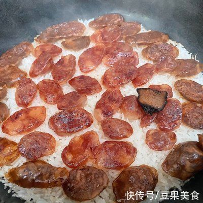  好吃倒转圈圈的腊肠煲仔饭