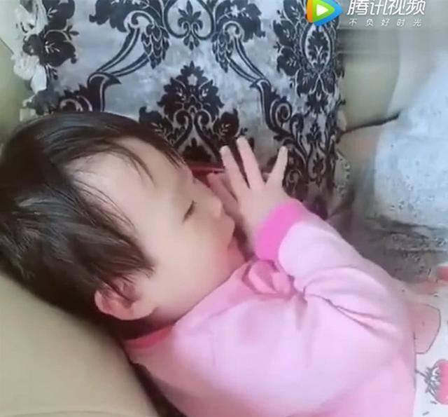 模仿能力|女儿模仿妈妈,对着电话喊“老公”,接下来让妈妈笑岔气