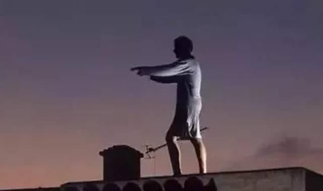  梦游|如果看见一个正在梦游的人，直接把他叫醒会发什么事情？说出来你