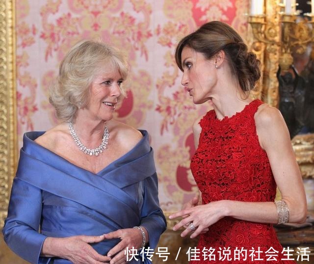 蕾丝!谁说莱蒂齐亚不爱珠宝光是腕间都很精彩,最爱婆婆送的字母手链!