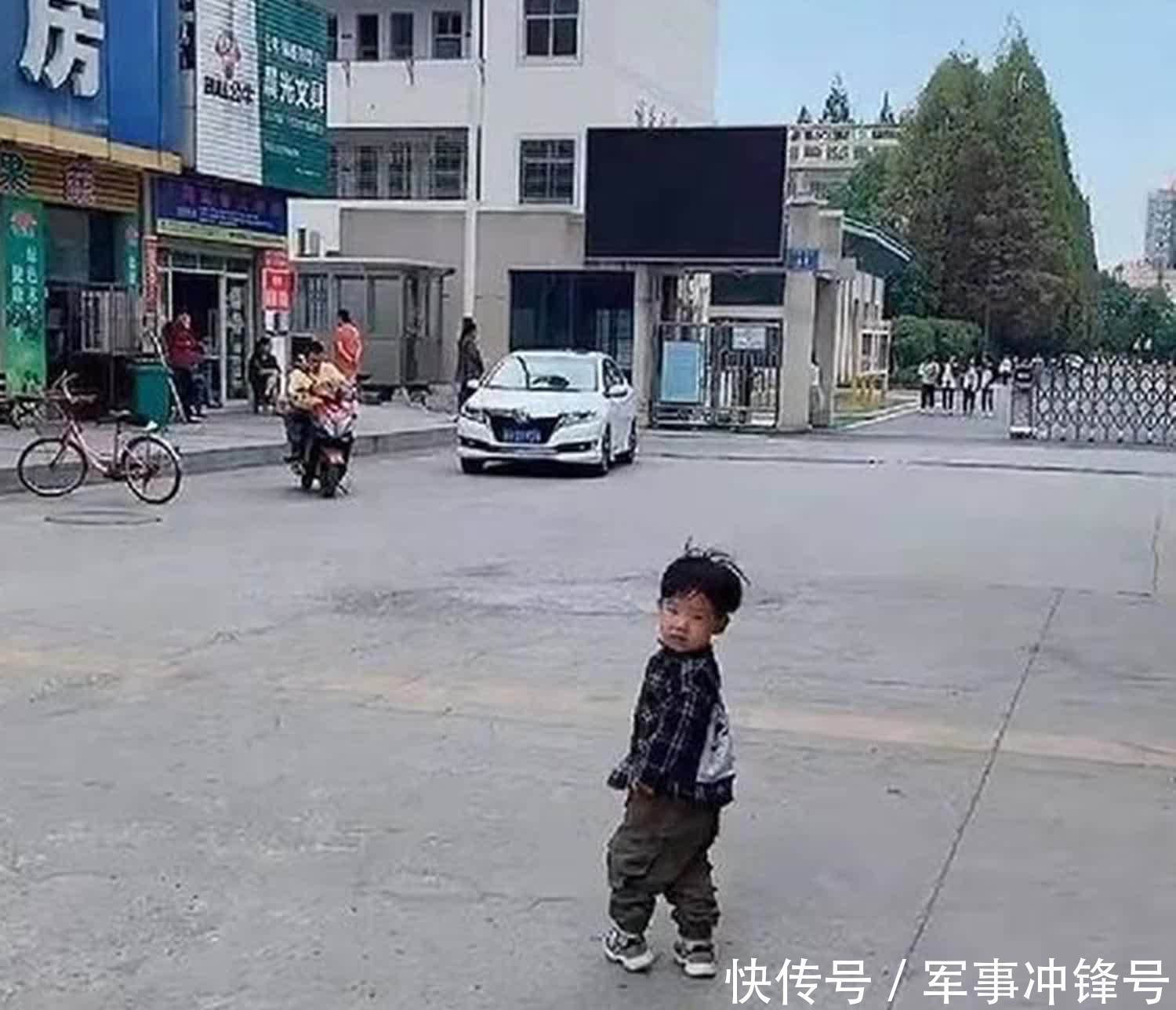 结果|弟弟去接姐姐放学回家,姐姐却绕路“消失”,结果却很暖心