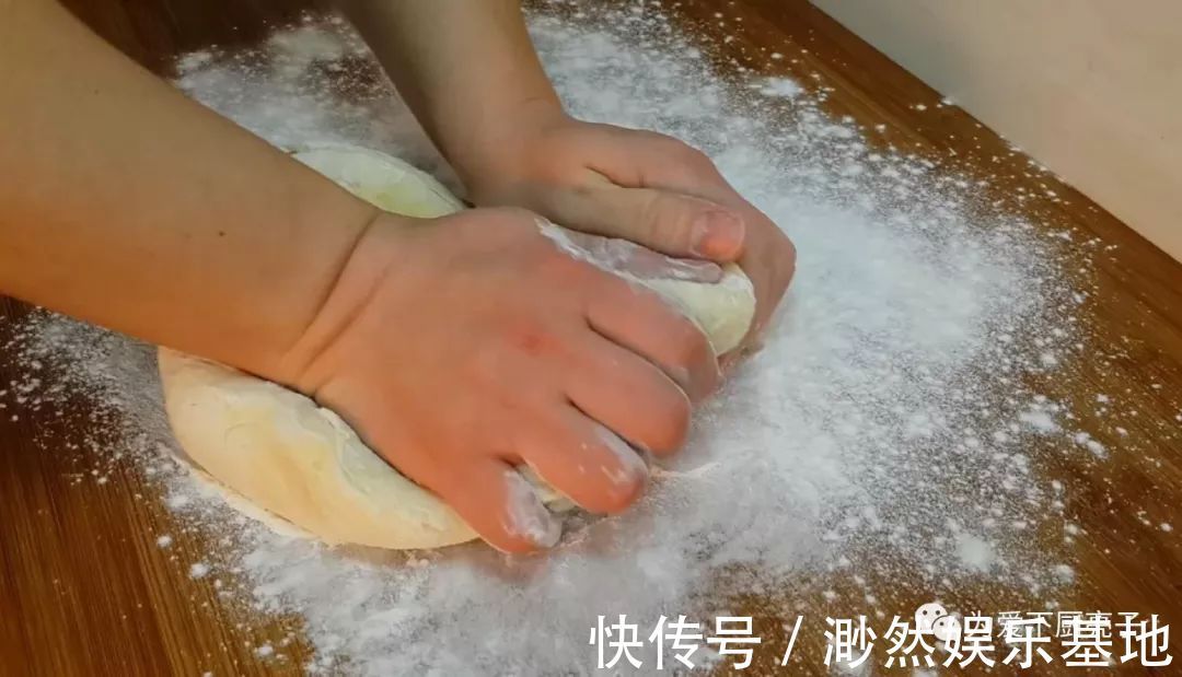 以后面粉就这么做,加2个鸡蛋,不烙饼不蒸馍,香甜酥脆上桌秒光